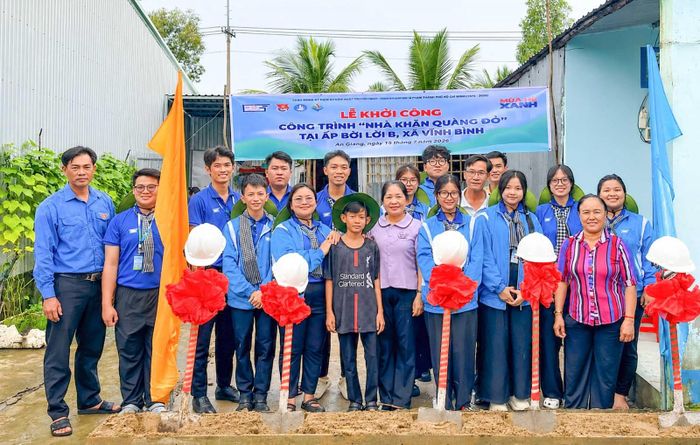 Các chiến sĩ tình nguyện cùng lãnh đạo xã Vĩnh Bình khởi công xây dựng nhà khăn quàng đỏ tặng học sinh có hoàn cảnh khó khăn.