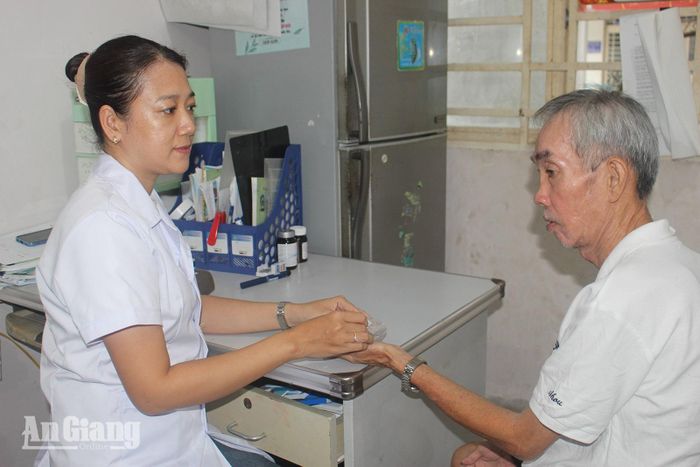 Người cao tuổi được kiểm tra sức khỏe hằng ngày. Ảnh: PHƯƠNG LAN