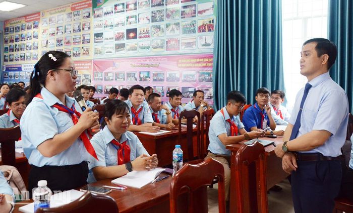Học viên trao đổi với báo cáo viên về nội dung bồi dưỡng kiến thức lý luận chính trị.
