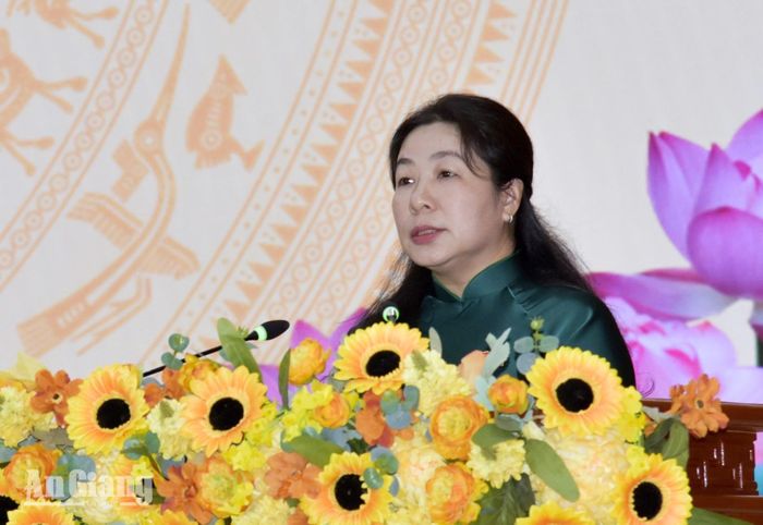 Ủy viên Ban Thường vụ Tỉnh ủy, Phó Chủ tịch Thường trực HĐND tỉnh An Giang Lê Hồng Thắm phát biểu tại Kỳ họp thứ 4.