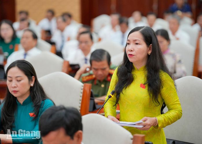Đại biểu Nguyễn Thị Hồng Phượng, Phó Trưởng Ban Pháp chế HĐND tỉnh, Tổ đại biểu số 21 chất vấn Giám đốc Sở Nội vụ tỉnh An Giang, chiều 28/7.