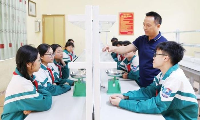  Giờ thực hành môn Vật lí của thầy và trò Trường Trung học cơ sở Tương Giang (phường Tam Sơn). Ảnh: Thanh Tú. 