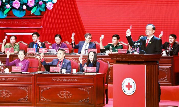  Đoàn Chủ tịch điều hành Đại hội tham gia biểu quyết bầu Ban Chấp hành Trung ương Hội Chữ thập đỏ Việt Nam khóa XII, nhiệm kỳ 2026-2031. 