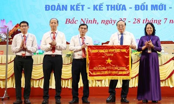 Chủ tịch Hội Đông y Việt Nam Đậu Xuân Cảnh trao Cờ thi đua cho Hội Đông y tỉnh Bắc Ninh. 