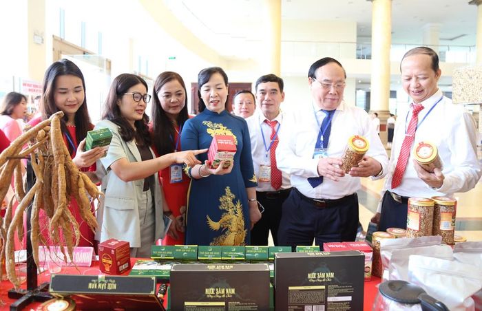  Các đại biểu tham quan gian trưng bày dược liệu, sản phẩm y dược cổ truyền. 