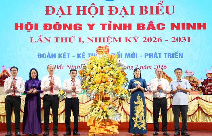  Chủ tịch Ủy ban MTTQ tỉnh Nguyễn Thị Hà tặng hoa chúc mừng Đại hội. 