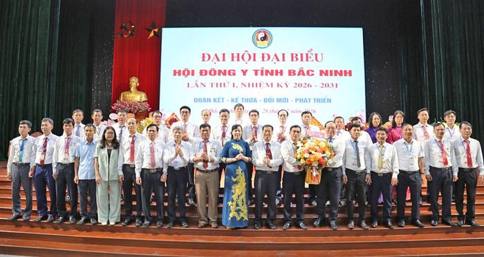  Các đại biểu Trung ương, tỉnh chúc mừng Ban Chấp hành Hội Đông y tỉnh khóa I, nhiệm kỳ 2026 - 2031. 