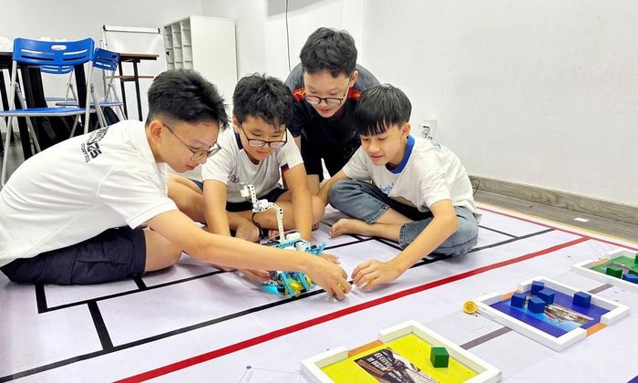  Đội thi VietLab HCM đến từ Thành phố Hồ Chí Minh luyện tập để tham dự Giải đấu Robocon Bắc Ninh mở rộng - Tranh cúp Foxconn năm 2026. 