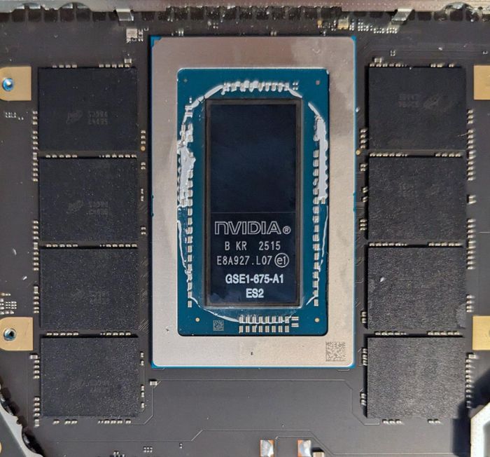 Cận cảnh chip xử lý Nvidia RTX Spark được trang bị trên Surface Laptop Ultra.
