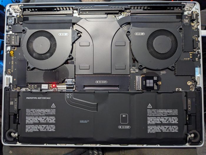 Surface Laptop Ultra có mặt dưới dạng mô-đun, nhưng các tấm nhôm gài khiến việc tiếp cận phần lớn linh kiện gặp khó khăn.
