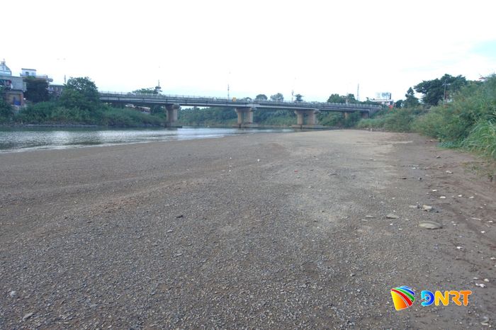 El Nino đang gây tác động khiến một số đoạn sông cạn nước cục bộ. Ảnh: HOÀNG HIỆP