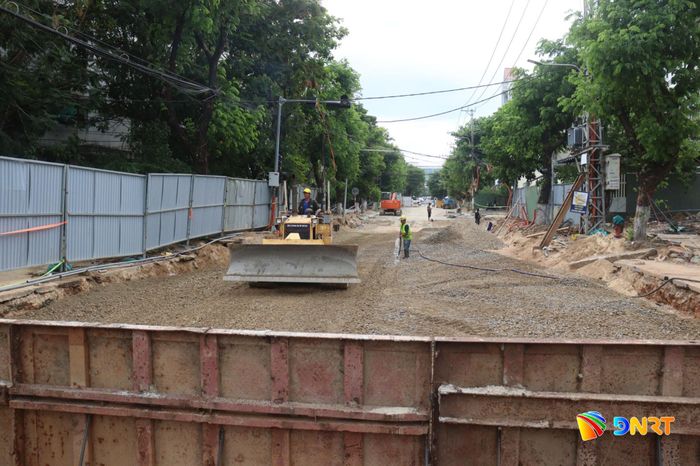 Nhiều đoạn cống ngầm dọc đường Phùng Hưng (phường Hòa Khánh và Thanh Khê) được thi công hoàn thành, nhà thầu đang hoàn trả mặt đường. Ảnh: KHÁNH HÀ
