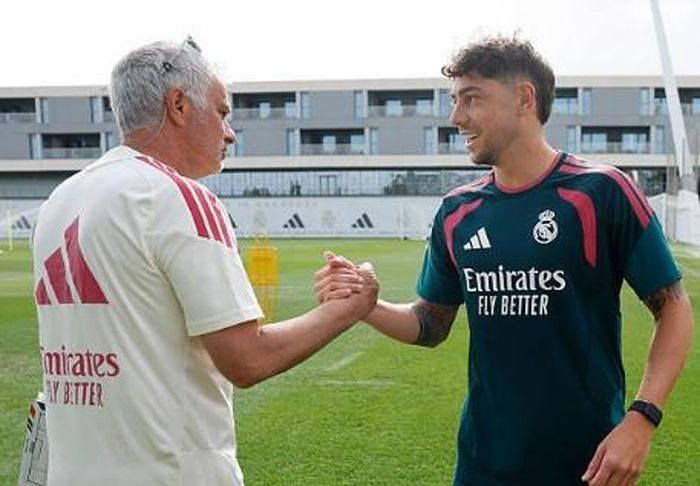 Cái bắt tay của Mourinho với Fede Valverde.
