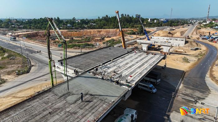 Dự án nút giao quốc lộ 14B với cao tốc Đà Nẵng - Quảng Ngãi (địa phận xã Bà Nà) đang tập trung đẩy nhanh tiến độ thi công. Ảnh: CÔNG TÚ