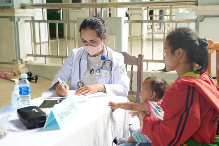 Ngay từ sáng sớm, đông đảo người dân đến Trạm Y tế xã Trà Tập để tham gia khám sức khỏe định kỳ, khám sàng lọc miễn phí. Ảnh: ĐVCC