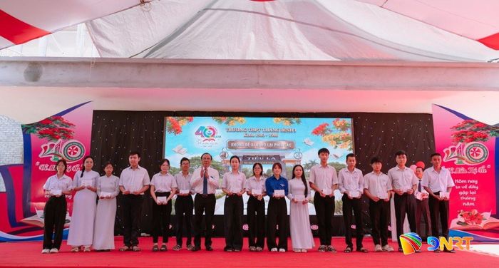 Ban tổ chức tặng quà học sinh Trường THPT Tiểu La tại chương trình hội khóa. Ảnh: TẤN VĂN