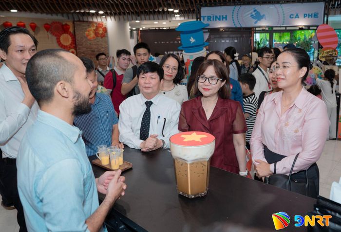 Các đại biểu, khách mời được giới thiệu về các loại đặc sản cà phê. Ảnh: VĂN HOÀNG