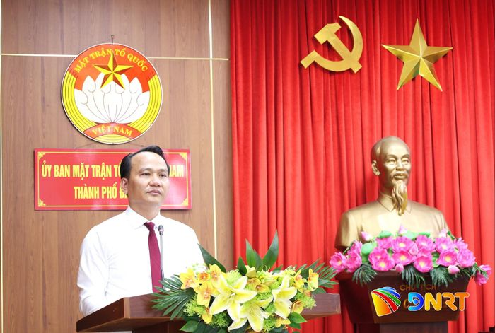 Tân Chủ tịch Ủy ban MTTQ Việt Nam thành phố Nguyễn Đình Vĩnh phát biểu nhận nhiệm vụ. Ảnh: NGỌC HÀ