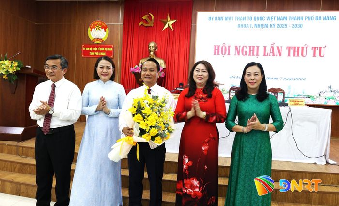 Ban Thường trực Ủy ban MTTQ Việt Nam thành phố tặng hoa chúc mừng Chủ tịch Ủy ban MTTQ Việt Nam thành phố. Ảnh: NGỌC HÀ