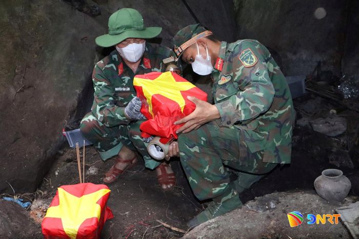 Lực lượng tìm kiếm hài cốt liệt sĩ làm nhiệm vụ tại khu vực hang Đá Sập, xã Hà Nha. Ảnh: QUANG CƯỜNG