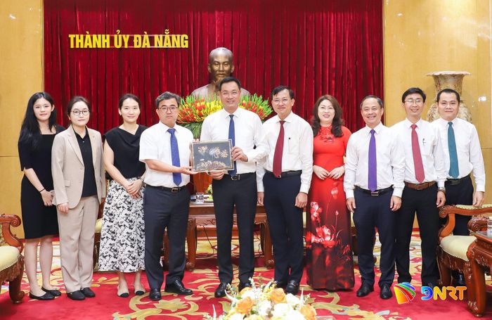 Bí thư Thành ủy Lê Ngọc Quang (thứ 6, bên phải sang) tặng quà lưu niệm tân Tổng lãnh sự Hàn Quốc tại Đà Nẵng Han Jungil. Ảnh: NGỌC PHÚ
