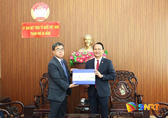 Phó Bí thư Thành ủy, Chủ tịch Ủy ban MTTQ Việt Nam thành phố Nguyễn Đình Vĩnh (phải) tặng quà lưu niệm cho tân Tổng Lãnh sự Hàn Quốc tại Đà Nẵng Han Jungil. Ảnh: NGỌC HÀ