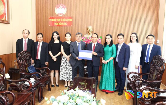 Tân Tổng Lãnh sự Hàn Quốc tại Đà Nẵng chụp ảnh lưu niệm với Ủy ban MTTQ Việt Nam thành phố. Ảnh: NGỌC HÀ