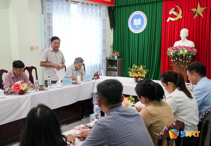 Ông Đặng Tấn Phương, Phó Giám đốc Sở Dân tộc và Tôn giáo, Tổ trưởng Tổ công tác số 2 của thành phố phát biểu tại buổi làm việc. Ảnh: HỒ QUÂN