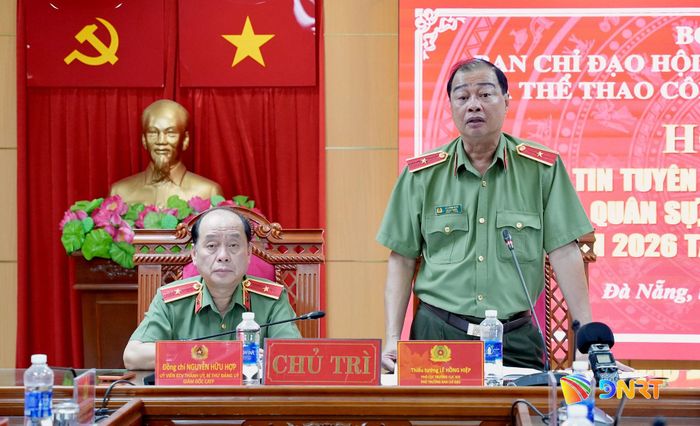 Thiếu tướng Lê Hồng Hiệp, Phó Cục trưởng Cục Công tác chính trị (bên phải) thông tin về hội thao. Ảnh: T.CÔNG