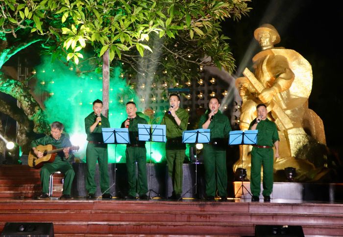 Tiết mục “Đồng đội” tại chương trình nghệ thuật “Hát cho đồng đội” do nghệ sĩ Đoàn Nghệ thuật tỉnh và Câu lạc bộ 7/5 biểu diễn.