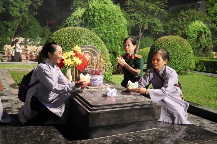 Nghi thức thắp nến tri ân được thực hiện đồng loạt tại các phần mộ trong Nghĩa trang Liệt sĩ quốc gia A1.