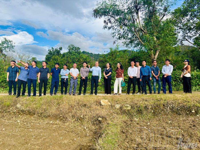Đại diện Công ty Cổ phần Cà phê Detech khảo sát thực địa vị trí đầu tư nhà máy chế biến cà phê tại xã Mường Ảng.
