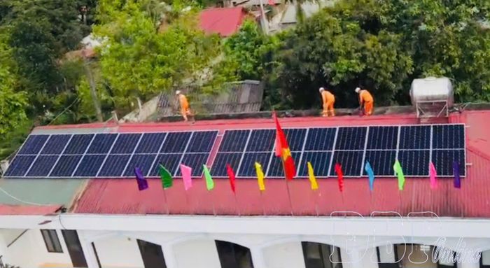 Công nhân Điện lực Mường Ảng triển khai lắp đặt điện mặt trời mái nhà.