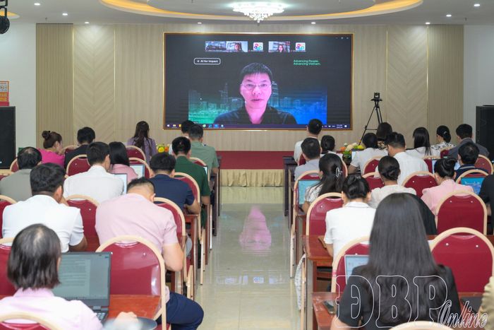 Tiến sĩ Trần Việt Hùng, CEO và đồng sáng lập STEAM For Vietnam phát biểu trực tuyến tại lễ khai mạc.