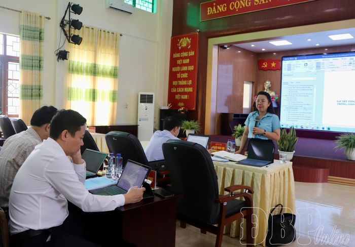Giám đốc Sở Giáo dục và Đào tạo Hoàng Tuyết Ban, Tổ trưởng Tổ công tác liên ngành phát biểu tại hội nghị.