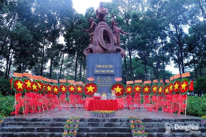 Không gian Tượng đài Đặc công chiến thắng Long Bình trang nghiêm với những vòng hoa tri ân. Ảnh: Thủy Tiên