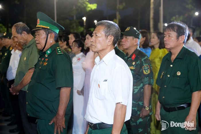 Những người lính năm xưa tham dự đêm thắp nến tri ân, cùng ôn lại những ký ức hào hùng và tưởng nhớ đồng đội đã hy sinh. Ảnh: Thủy Tiên