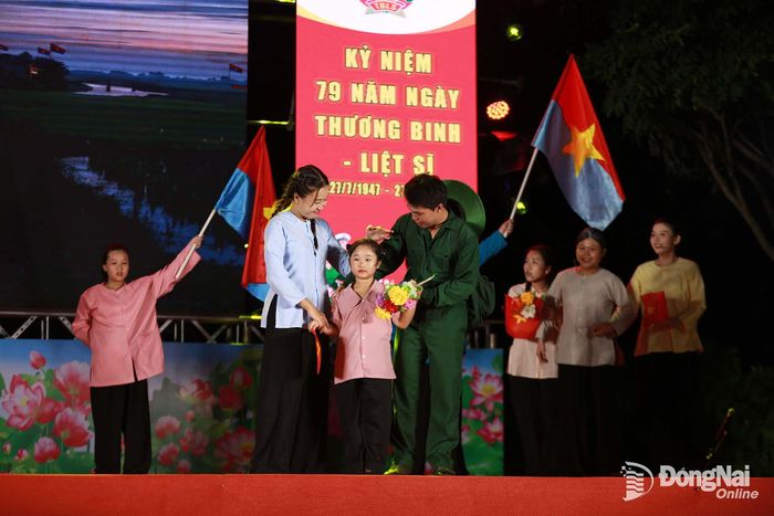 Hoạt cảnh kịch nói Nhất Định Thắng Lợi tái hiện tinh thần chiến đấu kiên cường của các thế hệ cha anh. Ảnh: Thủy Tiên