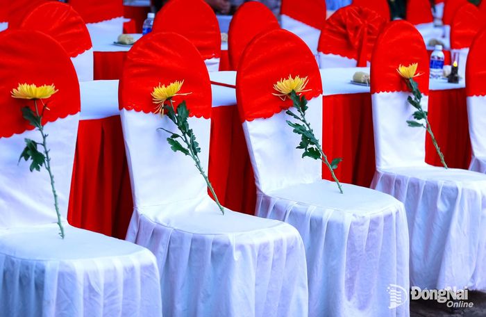 Những đóa hoa được đặt trên hàng ghế đặc biệt như sự hiện diện thiêng liêng của các anh hùng liệt sĩ trong đêm tri ân, gửi gắm lòng biết ơn sâu sắc của các thế hệ hôm nay. Ảnh: Thủy Tiên