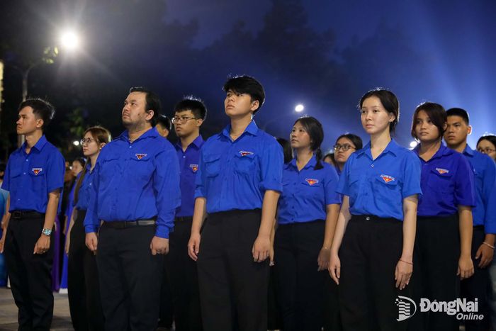 Đoàn viên, thanh niên nghiêm trang tham dự lễ thắp nến tri ân các anh hùng liệt sĩ, góp phần lan tỏa đạo lý "Uống nước nhớ nguồn" và truyền thống yêu nước. Ảnh: Thủy Tiên