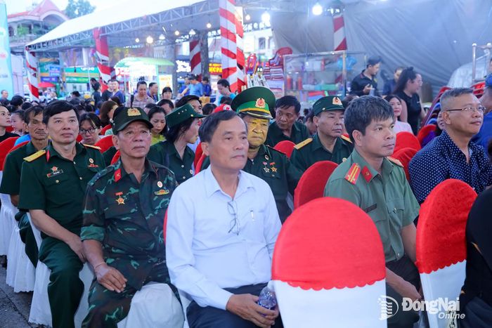 Khán giả lắng đọng theo dõi hoạt cảnh kịch nói Nhất Định Thắng Lợi, tái hiện những trang sử hào hùng của dân tộc. Ảnh: Thủy Tiên