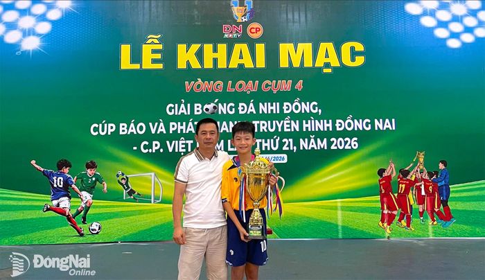 Anh Lê Sỹ Toàn đến chia vui cùng con trai Lê Anh Khôi khi Đội U.11 phường Xuân Lộc giành vé vào vòng chung kết.