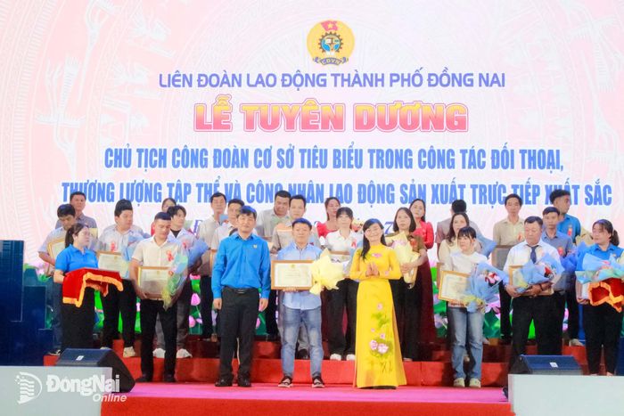 Liên đoàn Lao động thành phố Đồng Nai khen thưởng công nhân xuất sắc năm 2026. Ảnh: Nguyễn Hòa