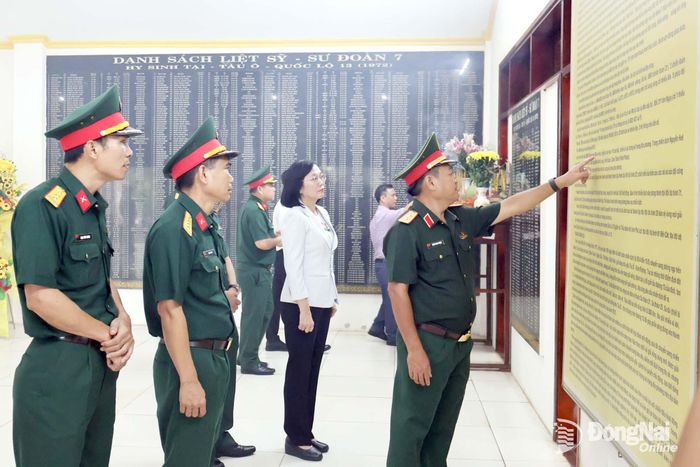 Thủ trưởng Quân khu 7 và lãnh đạo thành phố rà soát danh sách liệt sĩ hy sinh tại Di tích lịch sử quốc gia Chốt chặn Tàu Ô. Ảnh: Nguyệt Hà