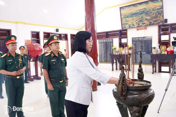 Thủ trưởng Quân khu 7 và thành phố Đồng Nai dâng hương liệt sĩ. Ảnh: Nguyệt Hà