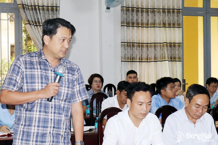 Đại diện phường Dầu Giây nêu ý kiến tại buổi làm việc. Ảnh: Hoàng Lộc