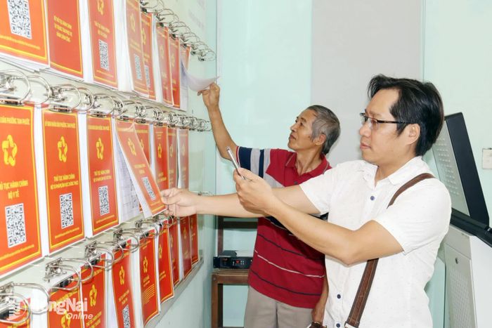 Người dân phường Tam Phước tra cứu thông tin thủ tục đất đai. Ảnh: Hoàng Lộc