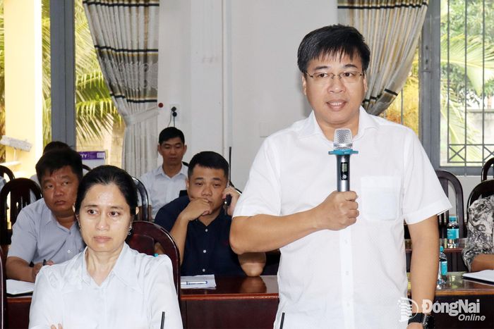 Đại diện Văn phòng Đăng ký đất đai thành phố giải đáp kiến nghị của địa phương. Ảnh: Hoàng Lộc