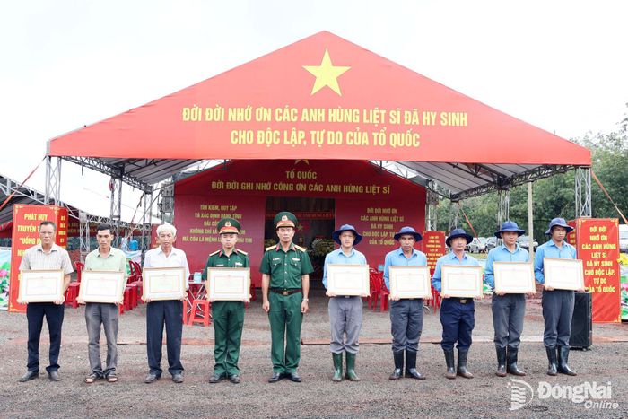 Đại tá Nguyễn Ngọc Kiên, Phó Tham mưu trưởng Quân khu 7 trao thưởng cho các cá nhân. Ảnh: Nguyệt Hà