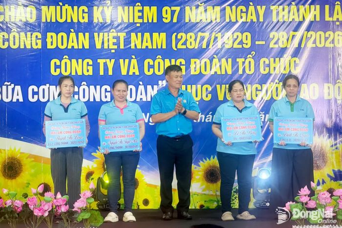 Đại diện Công đoàn cơ sở trao biểu trưng xây dựng 4 Mái ấm Công đoàn cho đoàn viên khó khăn. Ảnh: N.Hòa